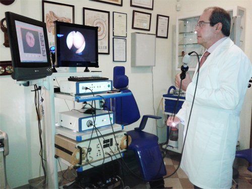 Dr. José M.ª Castilla Pérez-Navarro doctor observando pantalla